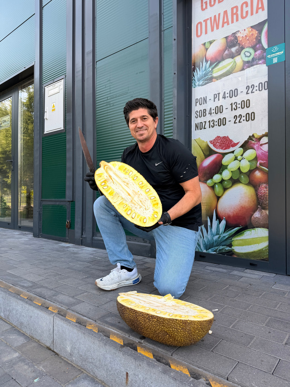 Duży świeży jackfruit przekrojony na pół – owoc chlebowca