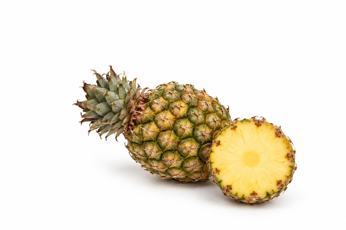 Ananas Mini Queen – cały owoc i przekrojona połówka na białym tle