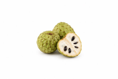 Cherimoya – dwa całe owoce i przekrojony owoc na białym tle