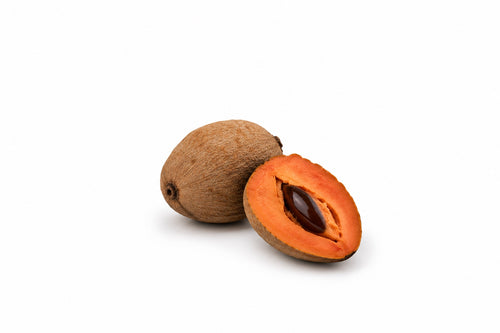 Mamey — cały owoc i połówka z pomarańczowym miąższem i pestką