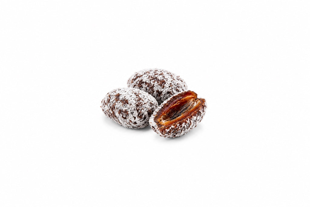 Daktyle z kokosem Mushy – trzy daktyle w kokosie na białym tle